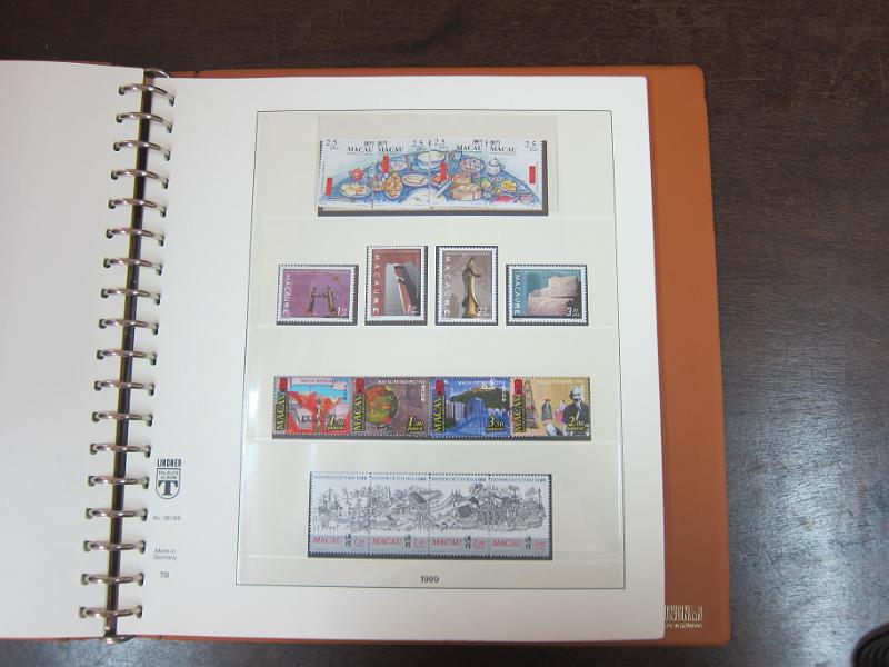 0263 (107).jpg -     Lote:    263      Colecção Especializada - Macau      Lotes Especiais       Descrição:      Macau   &mdash; Colecção montada em 3 álbuns quase completa do correio ordinário (faltam 13 selos) desde AF1 até AF1038 (1884/1999), sem correio aéreo, etiquetas, porteado, imposto postal e não emitidos. A colecção é composta por selos novos e usados indiferenciadamente, com séries mistas (novo/usado). Contém todos os blocos novos sem sinal de charneira incluindo 12 blocos Amizade Luso-Chinesa e 12 blocos Macau 1999 (CE BLC 1/76). Contém também as 50 folhas miniaturas novas sem sinal de charneira (FM 1/50). Valor total de catálogo Afinsa 2015 = &euro; 15.058,00, repartido por selos &euro; 12.382,00 + blocos &euro; 1.909,00 + Folhas Miniaturas &euro; 2.767,00. Duas folhas miniaturas com ligeiros pontos de óxido. Lote a ver.        Lote       Valor Base:     &euro; 5000,00     Valor Venda:     &euro;      